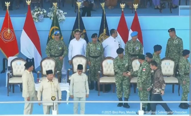 Momen SBY lewati dan tidak salami Kapolri Listyo Sigit Prabowo di puncak perayaan HUT ke-80 TNI. [Int] 